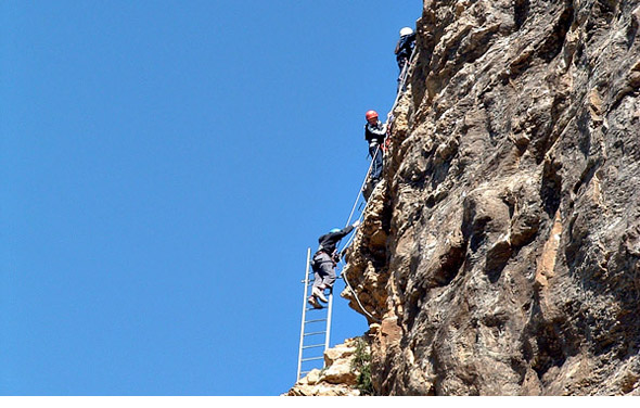super activité en via-ferrata dees Vigneaux version longue à partir de 12 ans